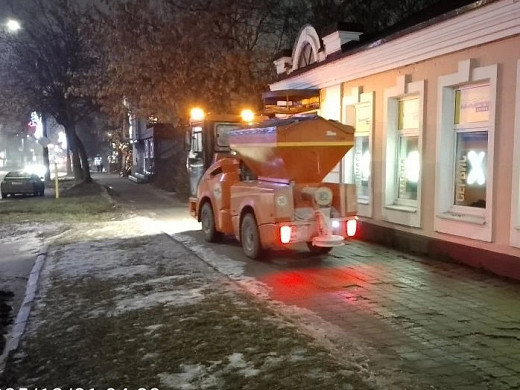 Почти 60 тонн пескосоляной смеси и реагентов высыпали на дороги Иванова за ночь